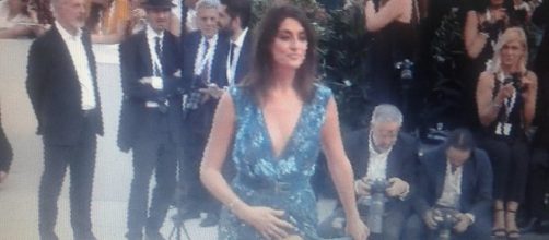 Elisa Isoardi ha esibito uno spacco mozzafiato sul red carpet di Venezia