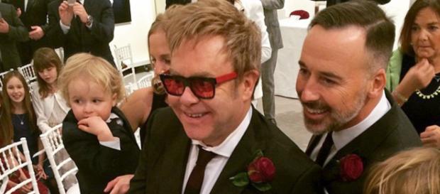 Elton John y David Furnish le regalan pastel de cumpleaños a Romeo Beckham Elton John y David Furnish le regalan pastel de cumpleaños a Romeo Beckham