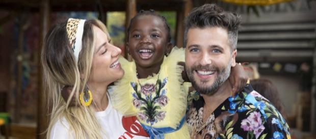 Família feliz: mãe, filha e pai Família feliz: mãe, filha e pai