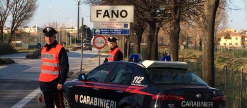 Fano, coppia arrestata dopo violenta lite: minibazar della droga in casa