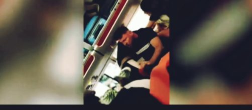 Rissa a bordo di un aereo asyJet diretto a Ibiza dopo che una ragazza succinta ha improvvisato una lap dance.