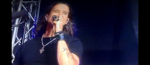 Scott Stapp summons his characteristic, powerful passion for an early morning set on Fox and Friends. [Image Source: BESTNEWSUSA!!! - YouTube]