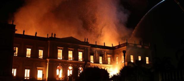 Fuerte incendio en el Museo Nacional de Río de Janeiro Fuerte incendio en el Museo Nacional de Río de Janeiro