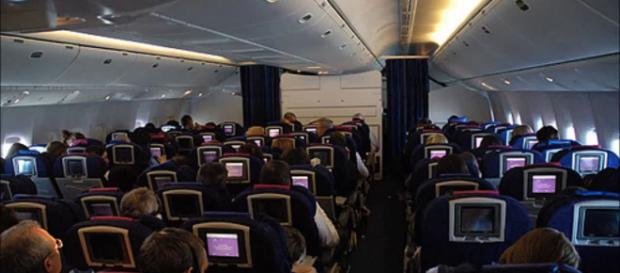 Lap dance a seno scoperto sull’aereo: scoppia la rissa, immagini sul web (VIDEO): ecco il filmato. Lap dance a seno scoperto sull’aereo: scoppia la rissa, immagini sul web (VIDEO): ecco il filmato.