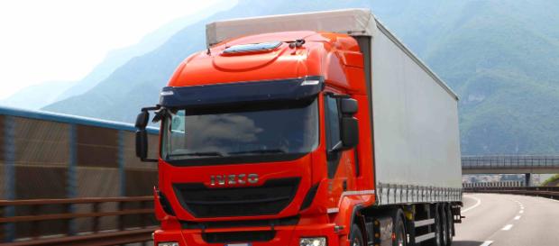 Lecce, tir carico di frutta si ribalta sulla tangenziale: illeso conducente Lecce, tir carico di frutta si ribalta sulla tangenziale: illeso conducente