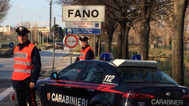 Fano, coppia arrestata dopo violenta lite: minibazar della droga in casa