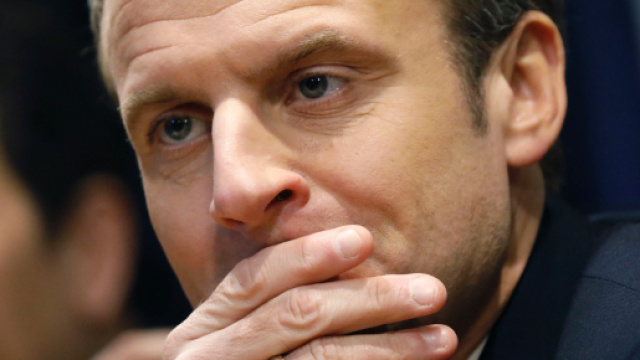 La popularité d'Emmanuel Macron atteint son plus bas niveau, selon les derniers sondages.