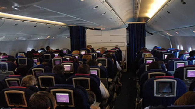 Lap dance a seno scoperto sull&rsquo;aereo: scoppia la rissa, immagini sul web (VIDEO): ecco il filmato.