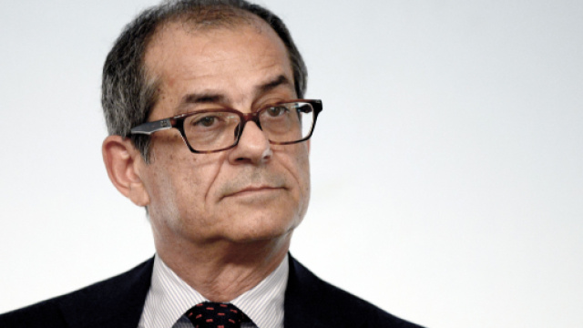 Moscovici promuove Tria ma chiede all'Italia di correggere i conti