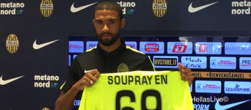 Il calciatore Samuel Souprayen in uscita dall'Hellas Verona