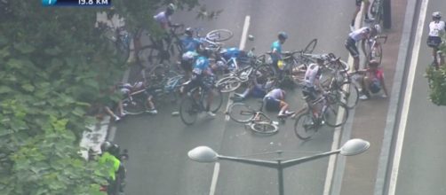 La caduta con Landa e Bernal coinvolti