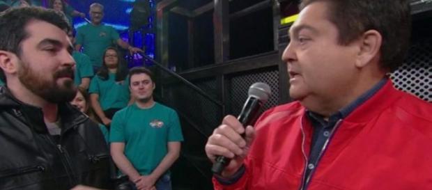 Fausto Silva cobra satisfação ao vivo de diretor do quadro “Ding Dong” Fausto Silva cobra satisfação ao vivo de diretor do quadro “Ding Dong”