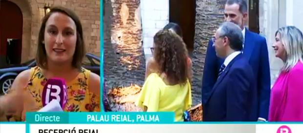 La periodista en prácticas comienza a llorar La periodista en prácticas comienza a llorar