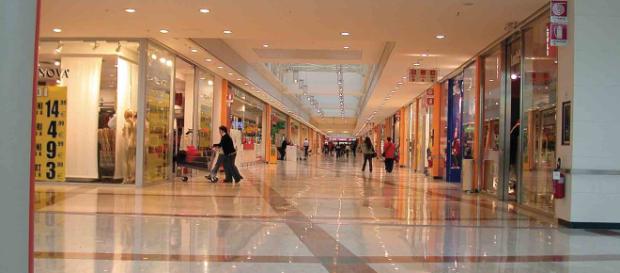 Usa, 19enne cacciata dal centro commerciale perché indossa pantaloncini troppo corti Usa, 19enne cacciata dal centro commerciale perché indossa pantaloncini troppo corti