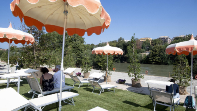 Tiberis: la spiaggia sul Tevere senza wifi e chioschi &egrave; disertata anche dalla Raggi