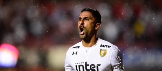 Colombiano desempatou pelo alto, aos 35' da etapa final. Colombiano desempatou pelo alto, aos 35' da etapa final.