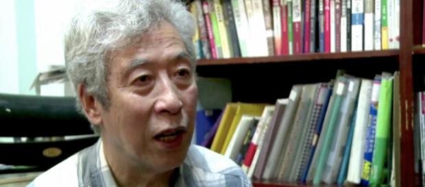 Sun Wenguang, un octogénaire chinois, s'est fait arrêter lors d'un direct avec la chaîne télévisée Voice of America. Sun Wenguang, un octogénaire chinois, s'est fait arrêter lors d'un direct avec la chaîne télévisée Voice of America.