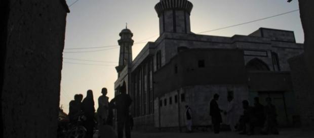 Un nouvel attentat contre une mosquée chiite a fait 35 morts et presque cent blessés à Gardez, dans l'est de l'Afghanistan. Un nouvel attentat contre une mosquée chiite a fait 35 morts et presque cent blessés à Gardez, dans l'est de l'Afghanistan.
