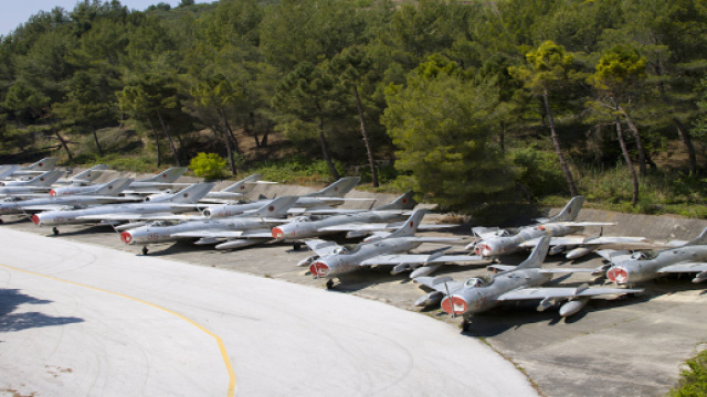 NATO: la prima base aerea dei Balcani sarà in Albania, nella città che veniva chiamata ‘Città Stalin’