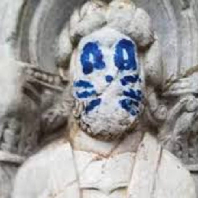 Aparece pintada con bigotes una escultura de la catedral de Santiago de Compostela