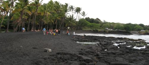 Black Sand Beach, Punalu'u Beach, Big Island of Hawaii, Hawaii [Image courtesy – Ken Lund, Wikimedia Commons]
