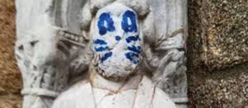 Aparece pintada con bigotes una escultura de la catedral de Santiago de Compostela