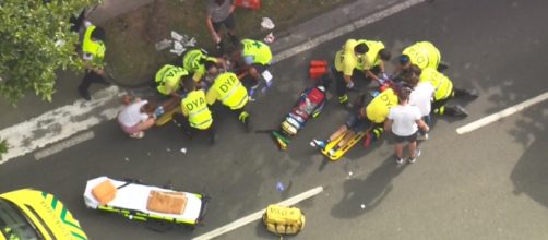 I soccorsi a Bernal e Landa dopo la caduta a San Sebastian