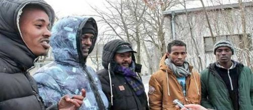 Migranti somali allontanati da una palazzina occupata abusivamente a Torino (immagine di repertorio)