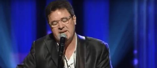 Vince Gill makes an appearance on the Walking the Floor podcast. [Image Source: RIC DOLPHIN - YouTube]