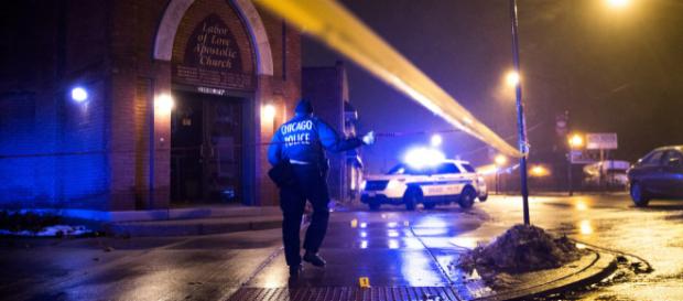 Chicago vient de vivre une nouvelle vague de violence, qui a cette fois-ci causer la mort de onze personnes. Chicago vient de vivre une nouvelle vague de violence, qui a cette fois-ci causer la mort de onze personnes.
