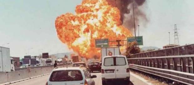 Grave incidente sulla A14 per le esplosioni di un mezzo pesante che trasportava materiale infiammabile Grave incidente sulla A14 per le esplosioni di un mezzo pesante che trasportava materiale infiammabile