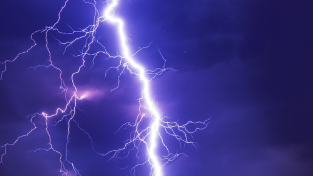 Fulmine colpisce coppia a Cagliari (Ph. FelixMittermeier - Pixabay.com).