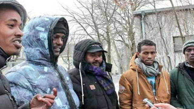 Migranti somali allontanati da una palazzina occupata abusivamente a Torino (immagine di repertorio)