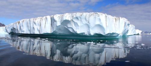 View of an ice sheet in Greenland. [Image courtesy – Christine Zenino, Wikimedia Commons]
