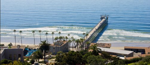 Scripps Pier in front of Birch Aquarium (UCSD), San Diego, California. [Image courtesy – Antoine Taveneaux, Wikimedia Commons]