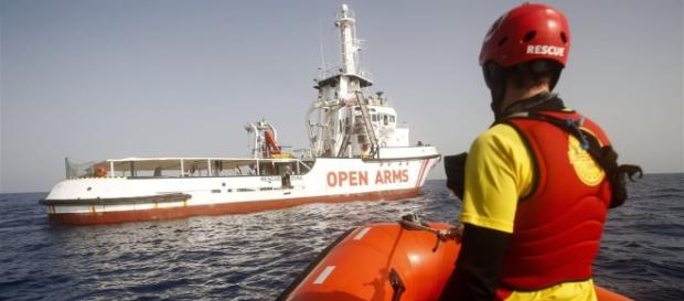 El Gobierno autoriza al Open Arms a desembarcar a los 87 migrantes El Gobierno autoriza al Open Arms a desembarcar a los 87 migrantes