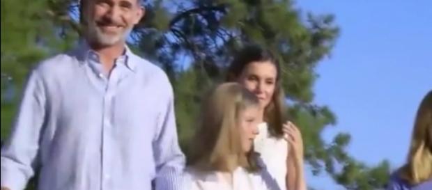 La infanta Sofía retira el brazo a su madre La infanta Sofía retira el brazo a su madre