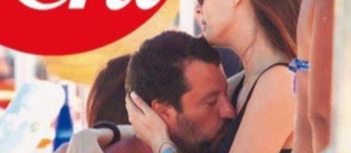 Matteo Salvini ed Elisa Isoardi si scambiano tenere coccole a in spiaggia