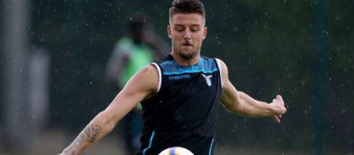 Milinkovic Savic durante un allenamento con la maglia della Lazio (via Google.it)