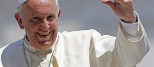 El papa Francisco critica idolatrías actuales, la belleza y el dinero