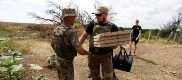 En Ukraine, des livreurs de pizza travaillent uniquement pour servir les soldats sur le front. En Ukraine, des livreurs de pizza travaillent uniquement pour servir les soldats sur le front.