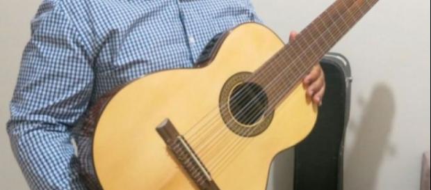 Reinaldo Casteluzzo com sua invenção: um violão de 12 cordas, que pode ser tocado com uma só mão Reinaldo Casteluzzo com sua invenção: um violão de 12 cordas, que pode ser tocado com uma só mão
