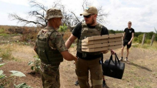 En Ukraine, des livreurs de pizza travaillent uniquement pour servir les soldats sur le front.