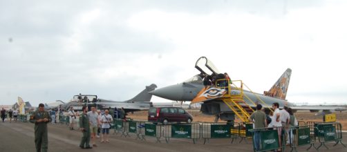 Eurofighter en línea con otros aviones en un exposición