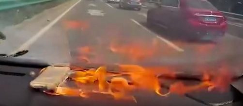 iPhone prende fuoco in auto (Ph. Youtube)