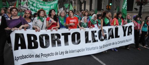 Jóvenes se encuentran en las calles de Argentina manifestando en favor del aborto