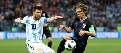 Modric che contrasta Lionel Messi in Argentina- Croazia