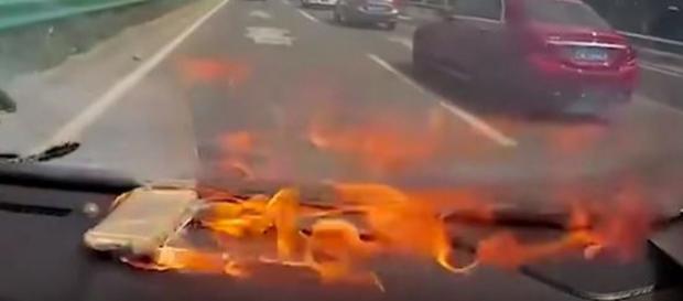 iPhone prende fuoco in auto (Ph. Youtube) iPhone prende fuoco in auto (Ph. Youtube)