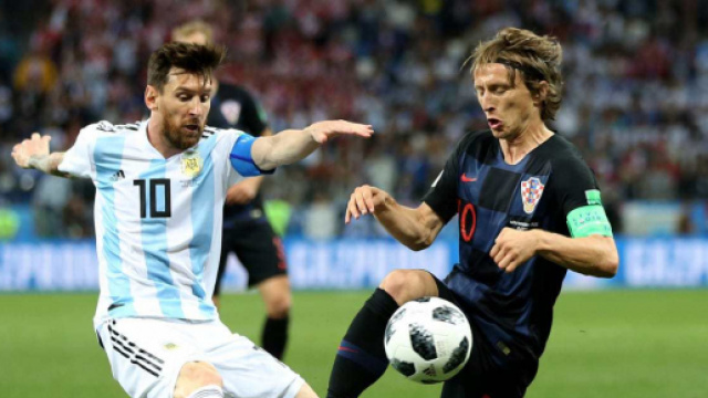 Modric che contrasta Lionel Messi in Argentina- Croazia