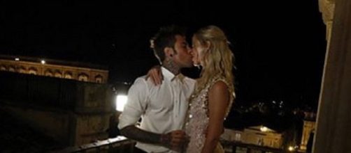 Fedez e Chiara Ferragni si baciano sul balcone di Palazzo Nicolaci